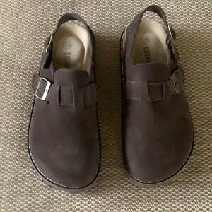 CUSHIONAIRE BROOKLYN SUEDE SLIDES